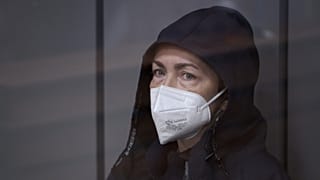 Alszu Kurmaseva, a Szabad Európa Rádió szerkesztője egy orosz bíróság előtt