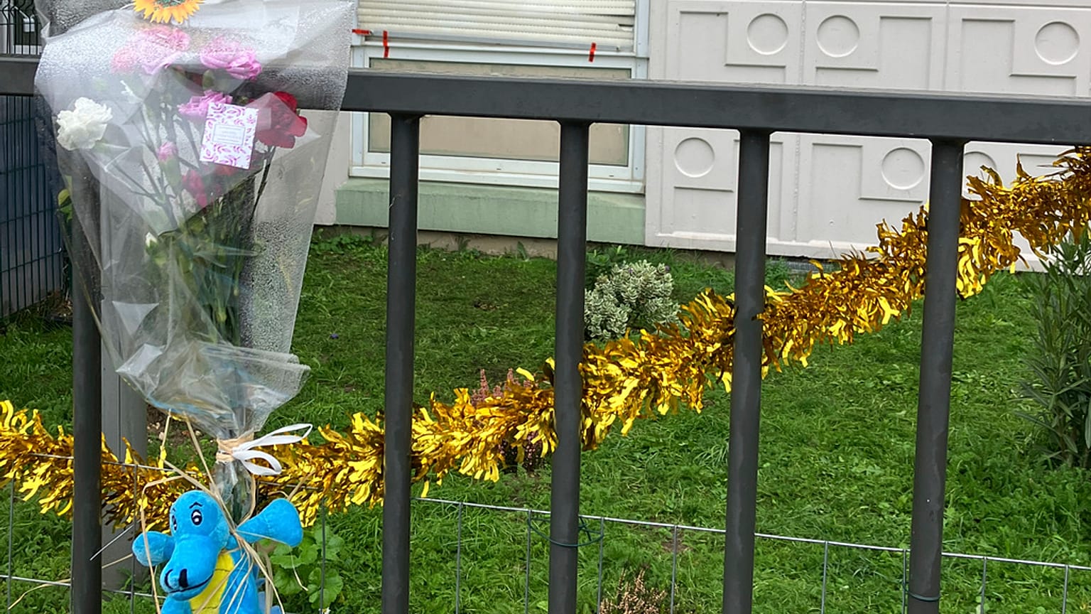 Vizinhos deixaram flores junto à casa onde foram mortas as quatros crianças e a mãe