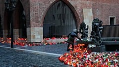 Nach dem Attentat vom 21. Dezember haben Trauender Blumen vor der Kunstfakultät niedergelegt. 
