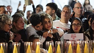 Az izraeli túszok elengedését követelik tüntetők a Kirja katonai bázisnál, Tel-Avivban 