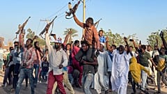 الناس يتجمعون لدعم الجيش السوداني في ود مدني في 17 دجنبر 2023، وسط الحرب المستمرة ضد قوات الدعم السريع شبه العسكرية.