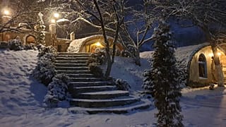 Im tiefen Winter verwandelt sich der fantastische Weiler in ein verschneites Wunderland, sehr zur Freude der Gäste.