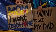 Ukrán menekült kisfiú egy demonstráción