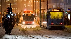 Tranvías y autobuses en condiciones de nieve en Jernbanetorget en el centro de Oslo, Noruega, el 4 de enero de 2023.