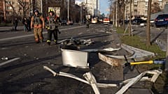 Débris d'un bâtiment après l'attaque de missiles russes à Kyiv, en Ukraine, le vendredi 29 décembre 2023.