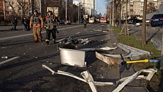Débris d'un bâtiment après l'attaque de missiles russes à Kyiv, en Ukraine, le vendredi 29 décembre 2023.