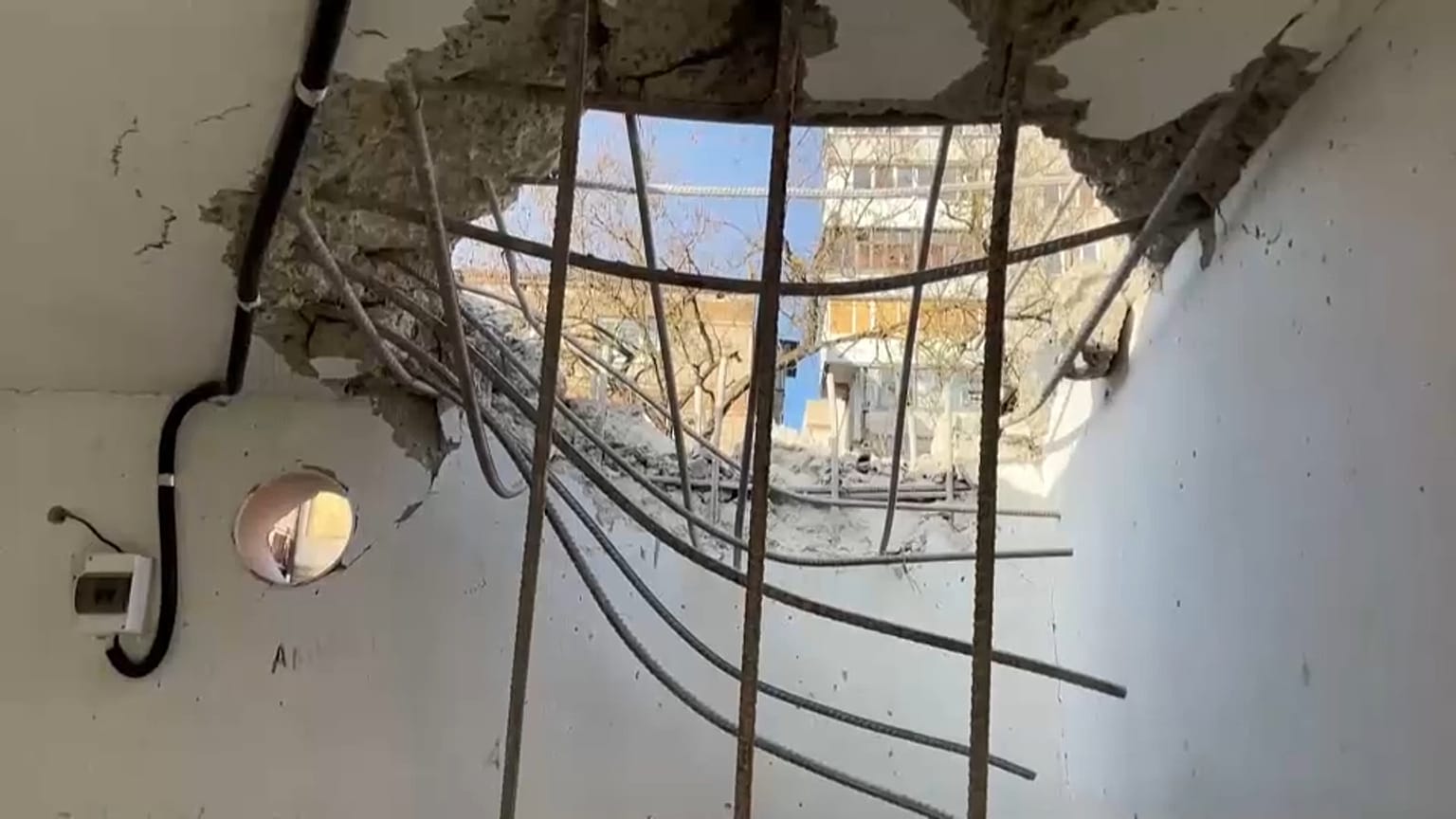 Nach russischen Beschüssen auf zwei ukrainische Dörfer in Saporischschja sind drei Menschen getötet worden. Neun weitere Menschen wurden verletzt. 