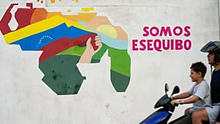 Graffiti Caracasban, amely Venezuelát Essequibo területével együtt ábrázolja