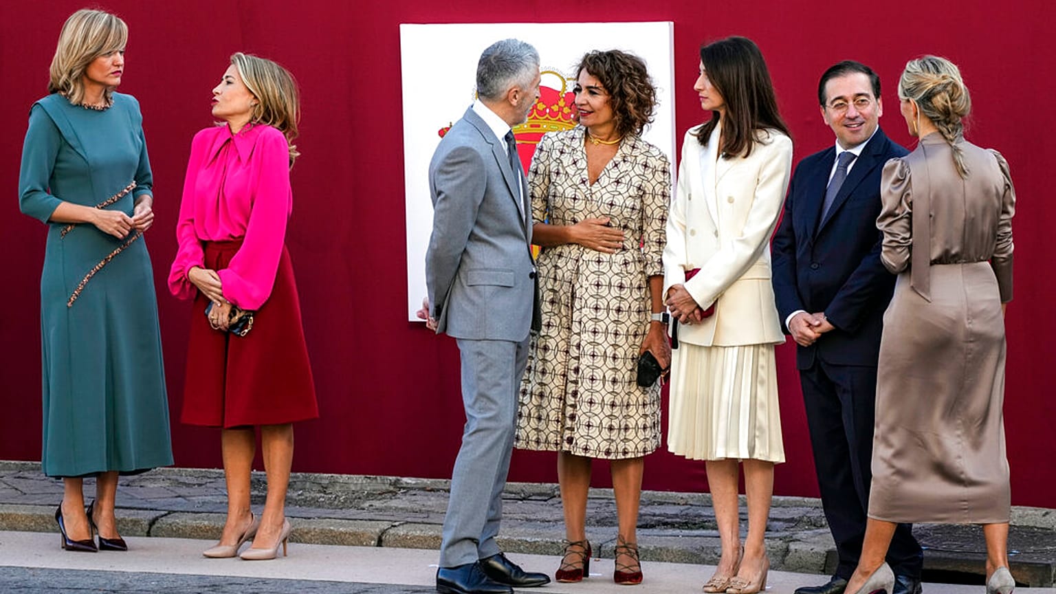 La nueva vicepresidenta de España, María Jesús Montero, en el centro de la imagen  junto a otros ministros. Archivo
