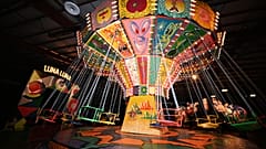 Η ζωγραφισμένη από τον Kenny Scharf κούνια σε κίνηση στο "Luna Luna: Forgotten Fantasy", στις 22 Δεκεμβρίου 2023 στο Λος Άντζελες της Καλιφόρνια. 