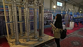 طالبة تنظر إلى أجهزة الطرد المركزي الإيرانية المصنعة محليًا في معرض للإنجازات النووية للبلاد، في طهران، إيران، الأربعاء، 8 فبراير 2023.