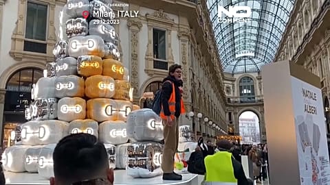Des activistes du climat ont déversé de la peinture lavable sur un arbre de Noël sponsorisé par Gucci dans un centre-commercial à Milan vendredi.  