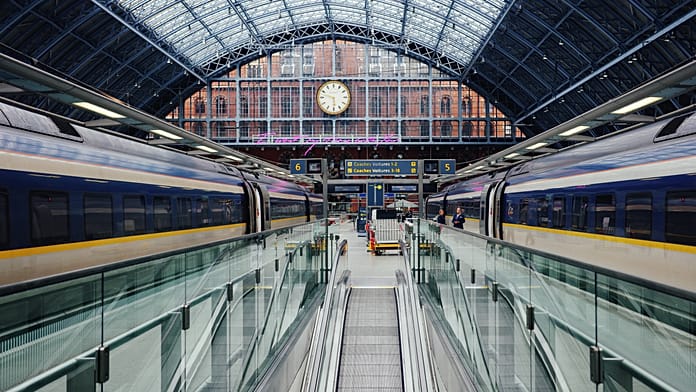 Viaggi ferroviari sotto la Manica: nuove rotte e sfide all’Eurostar 3 Treno ad alta velocità nel Tunnel della Manica