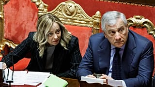 Il premier italiano Giorgia Meloni, a sinistra, e il ministro degli Esteri Antonio Tajani parlano al Senato (13 dicembre 2023)