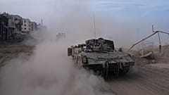 Israelische Soldaten während einer Bodenoperation im Gazastreifen auf einem gepanzerten Personentransporter,  22. November 2023