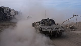 Israelische Soldaten während einer Bodenoperation im Gazastreifen auf einem gepanzerten Personentransporter, 22. November 2023