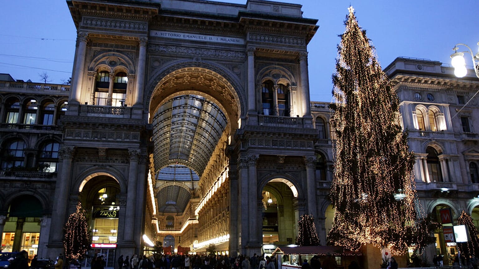Imagen del centro comercial de Milán donde los activistas han realizado su acción.
