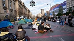 Eine Gruppe von Universitätsstudenten hat eine 24-Stunden-Blockade einer wichtigen Verkehrsader der serbischen Hauptstadt eingeleitet, Belgrad, 29. Dezember 2023