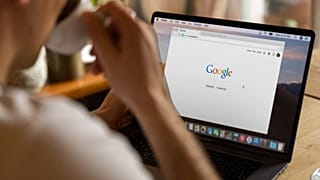 عکس تزئینی از یک کاربر در حال جستجو در مرورگر کروم