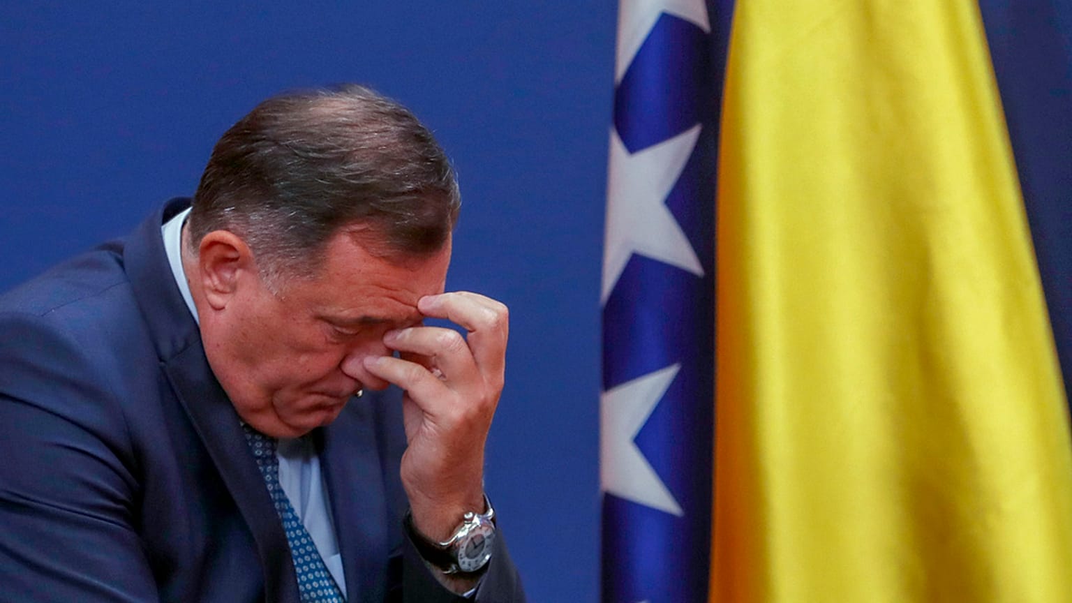 Der bosnische Serbenführer Milorad Dodik telefoniert vor Beginn eines Interviews mit der Associated Press in der bosnischen Stadt Banja Luka am Freitag