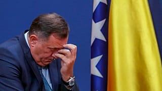 Der bosnische Serbenführer Milorad Dodik telefoniert vor Beginn eines Interviews mit der Associated Press in der bosnischen Stadt Banja Luka am Freitag