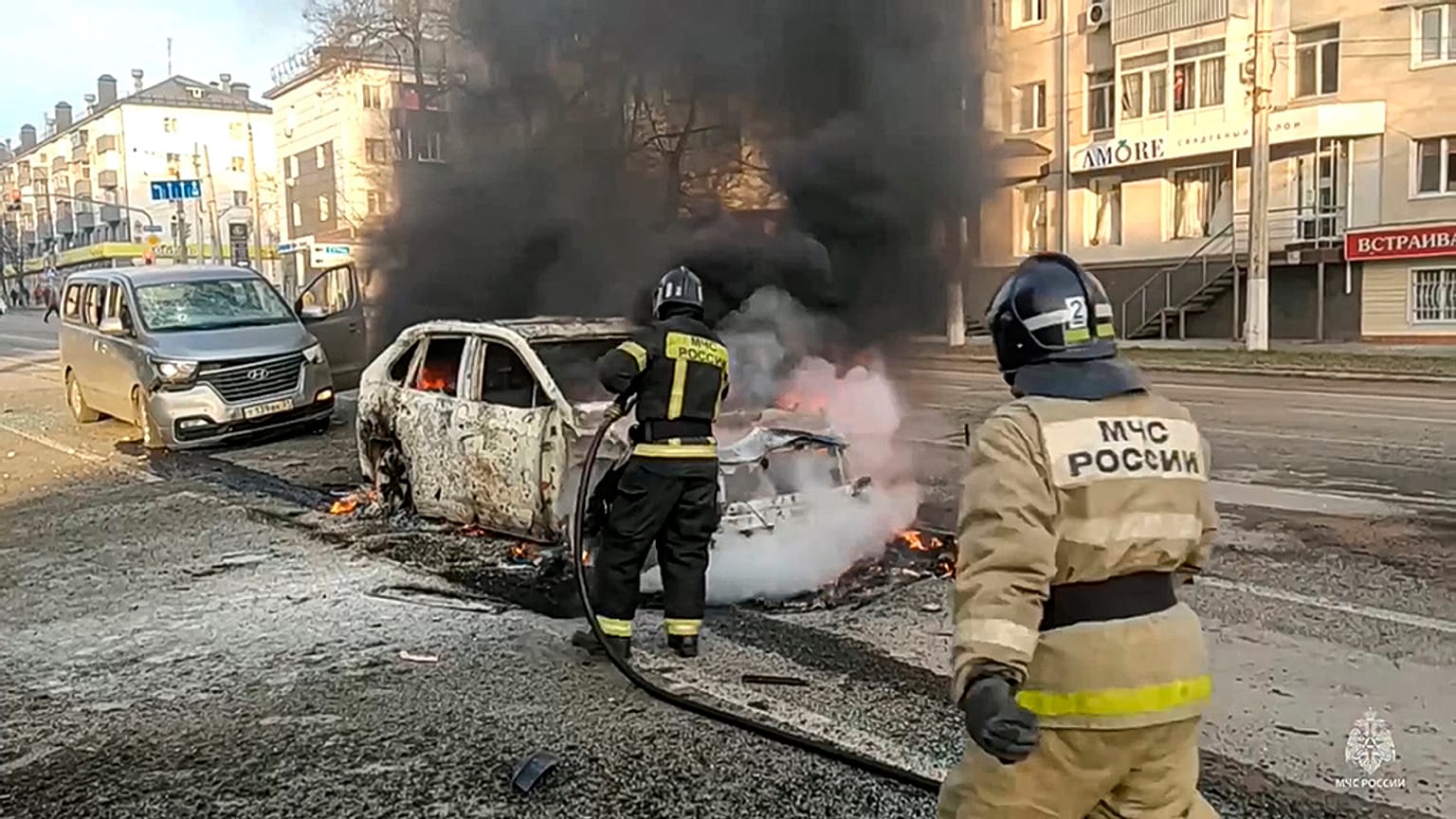 Tűzoltók oltják az égő autókat az oroszországi Belgorodban december 30.án