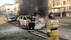 Feuerwehrmänner löschen brennende Autos nach einem Angriff auf die russische Grenzstadt Belgorod, 30. Dezember 2023