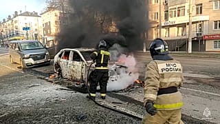 Tűzoltók oltják az égő autókat az oroszországi Belgorodban december 30.án