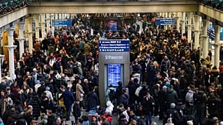 Pasajeros en la estación.