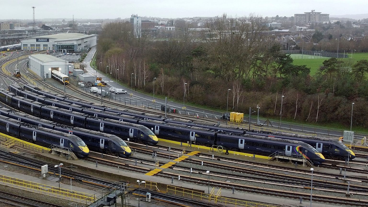 Les trains à grande vitesse de Southeastern Railway dans les voies de garage de la gare internationale d'Ashford, dans le Kent, en Angleterre, samedi 30 décembre 2023.