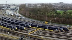 Les trains à grande vitesse de Southeastern Railway dans les voies de garage de la gare internationale d'Ashford, dans le Kent, en Angleterre, samedi 30 décembre 2023.