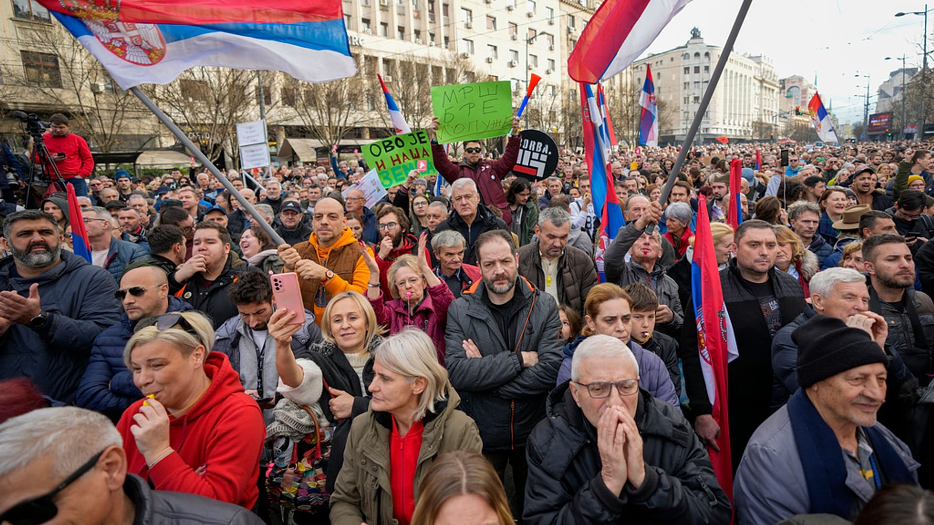 Decenas de miles de personas protestan en Belgrado contra el supuesto ...