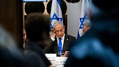 Der israelische Ministerpräsident Benjamin Netanjahu leitet eine Kabinettssitzung auf dem Militärstützpunkt Kirya, 24. Dezember 2023
