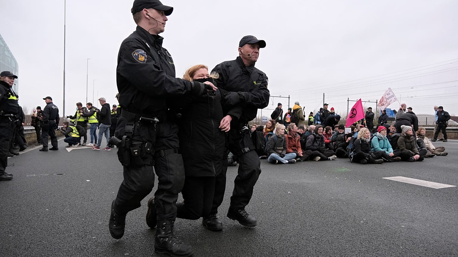 La Policía se lleva a una de las manifestantes por el clima.