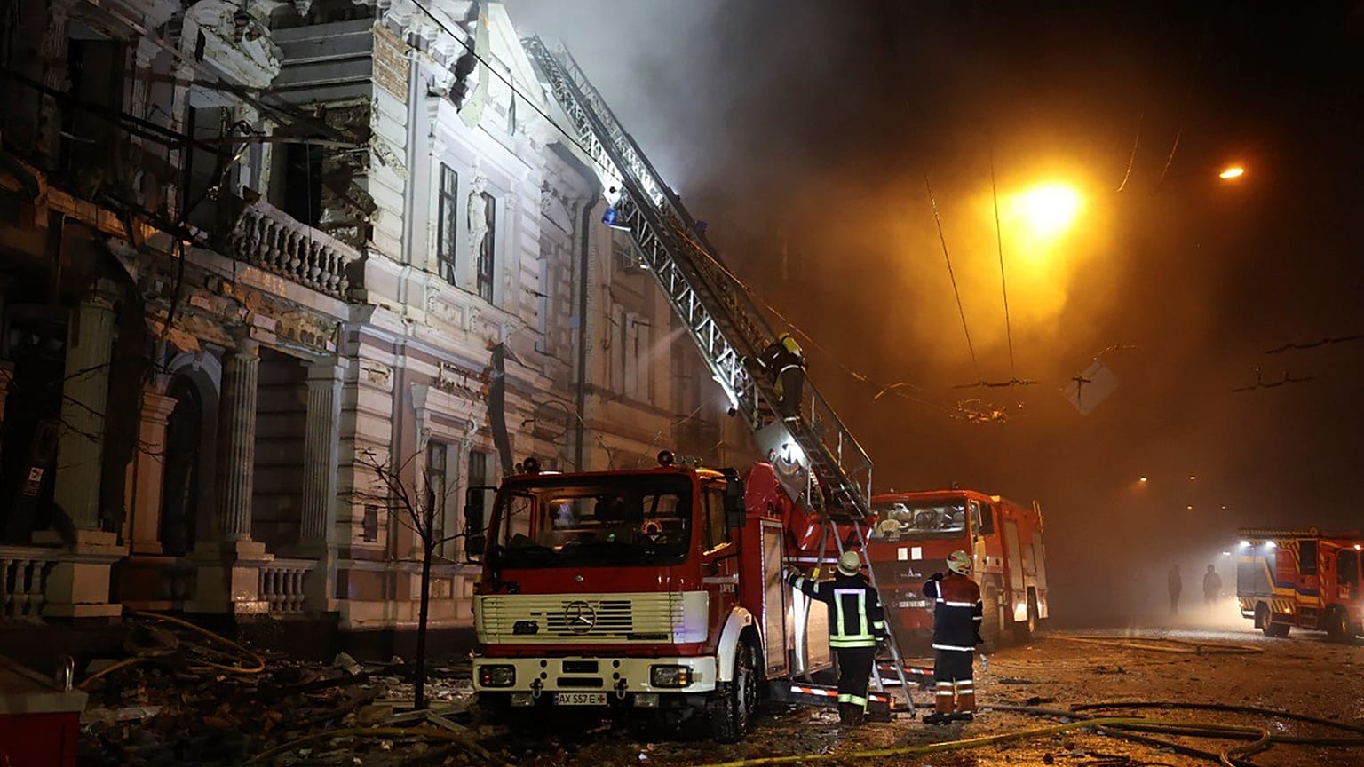 Incendie après l'attaque de missiles russes sur Kharkiv, en Ukraine, le dimanche 31 décembre 2023.