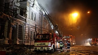Incendie après l'attaque de missiles russes sur Kharkiv, en Ukraine, le dimanche 31 décembre 2023.