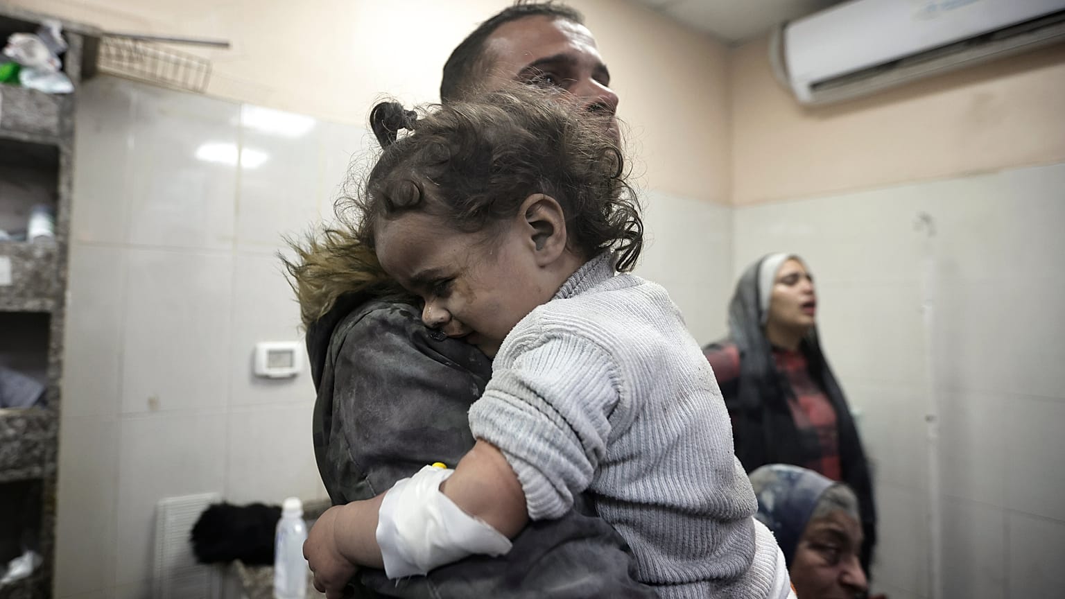 فلسطينيون أصيبوا في القصف الإسرائيلي على قطاع غزة يتلقون العلاج في مستشفى ناصر بخانيونس