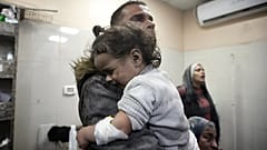 فلسطينيون أصيبوا في القصف الإسرائيلي على قطاع غزة يتلقون العلاج في مستشفى ناصر بخانيونس