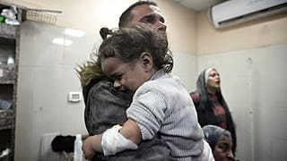 فلسطينيون أصيبوا في القصف الإسرائيلي على قطاع غزة يتلقون العلاج في مستشفى ناصر بخانيونس