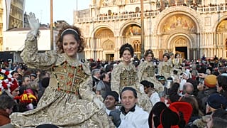 Junge Frauen bei der Parade "Le Tre Marie" (Drei Marien), die traditionell die Karnevalsfeierlichkeiten eröffnet. Venedig, 29. Januar 2005