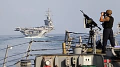 Der Flugzeugträger USS Dwight D. Eisenhower durchqueert die Straße von Hormus und läuft in den Persischen Golf ein, 26. November 2023.