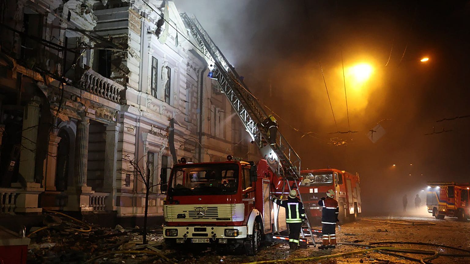 Munkában a harkivi tűzoltók a dróntámadás után