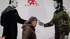Graffiti Londonban, amely Putyint és Zelenszkijt ábrázolja