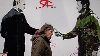 Graffiti Londonban, amely Putyint és Zelenszkijt ábrázolja