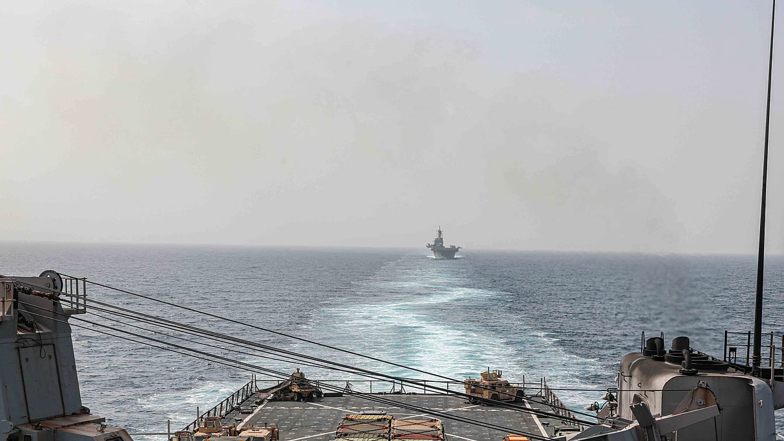 ABD Donanması tarafından sağlanan bu görüntüde, amfibi havuz çıkarma gemisi USS Carter Hall ve amfibi saldırı gemisi USS Bataan Bab al-Mandeb boğazından geçiyor