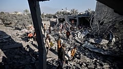 Palästinenser inspizieren nach israelischen Luftangriffen auf Chan Jounis Schäden an einem Haus, 31. Dezember 2023.