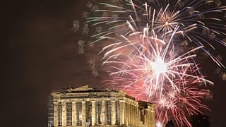 Πυροτεχνήματα εκρήγνυνται πάνω από την Ακρόπολη κατά τη διάρκεια εκδηλώσεων για τον εορτασμό της Πρωτοχρονιάς