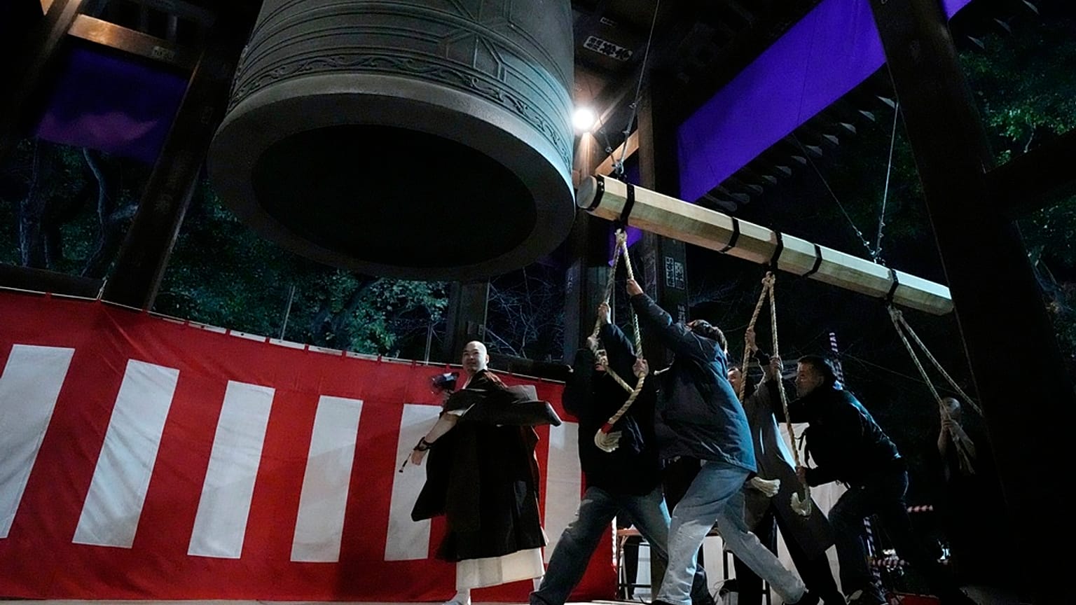 Läuten der Tempelglocke im Zojoji-Tempel in Tokio