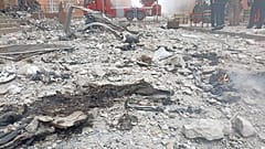Trümmer liegen in einem Wohngebiet  in Odessa nach einem russischen Angriff verstreut.