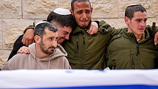 أصدقاء الجندي لافي غاسي خلال جنازته في موديعين، إسرائيل، يوم الخميس، 21 ديسمبر 2023.